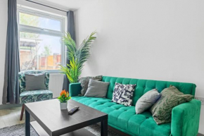 3Br-Sleeps8-Parking-Wifi-CloseStation